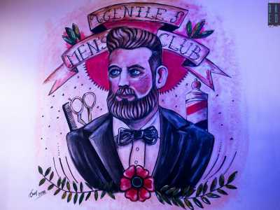 Un altro barbiere, l�SDM in piazza Mercantile, ha impiegato Angelo per decorare l�ambiente...